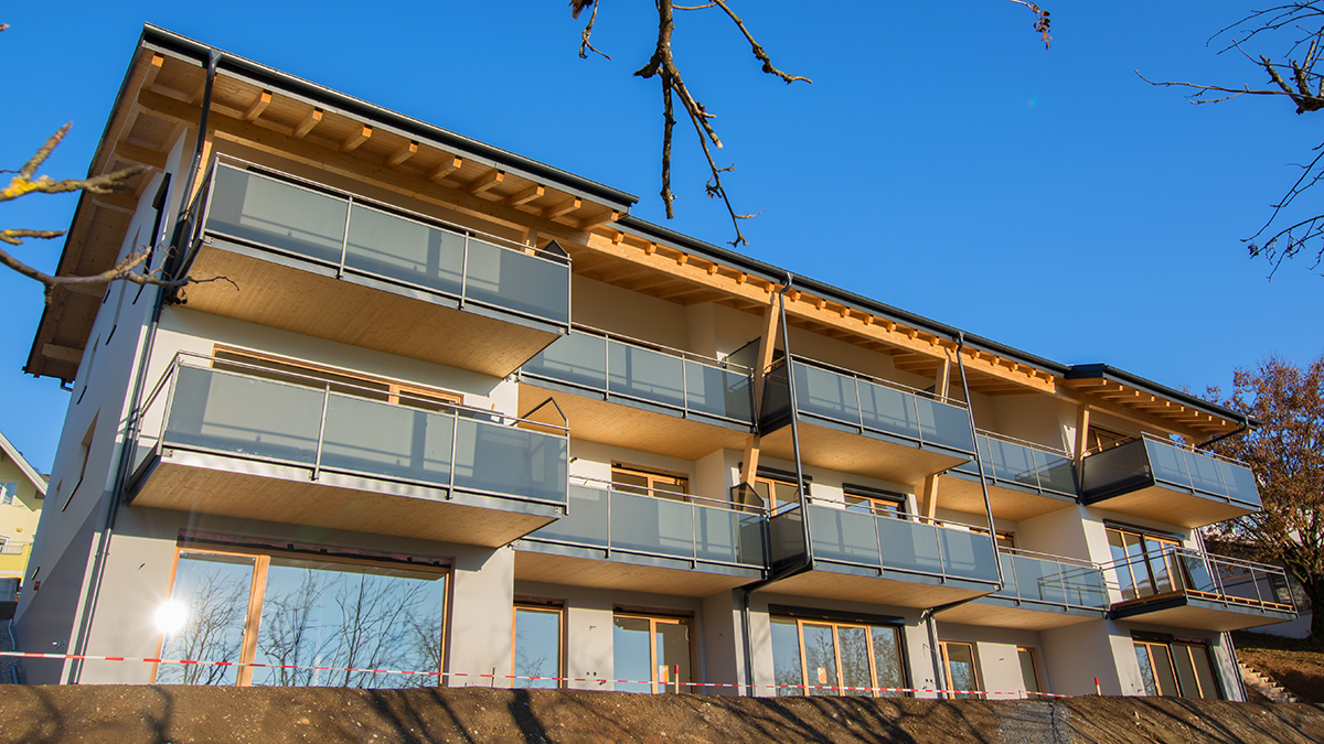 Bild des Bauprojektes in Bischofshofen am Kreuzberg von außen mit blauem Himmel