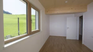 Kinderzimmer mit Blick auf die Wiese und Holzsichtdecke