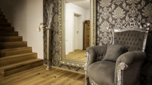 Inneneinrichtung mit Blick auf die Holztreppe im Vollholzbau in Pfarrwerfen