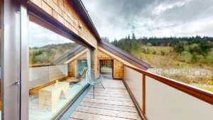 Balkon mit Holzschindelfassade und Ausblick