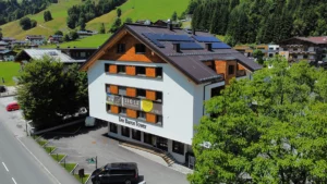 Drohnenaufnahme vom Bauprojekt in Saalbach-Hinterglemm mit Holzschindelfassade