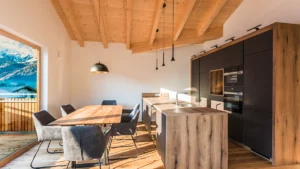 Küchenzeile mit Sichtdachstuhl