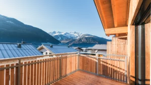 Balkon mit Dachstuhl und Ausblick auf die Berge