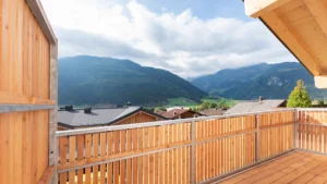 Holzbalkon mit Dachstuhl im Vollholzbauprojekt Uttendorf