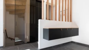 Reihenhaus mit Stiegen Abgang und Holzelementen an der Garderobe