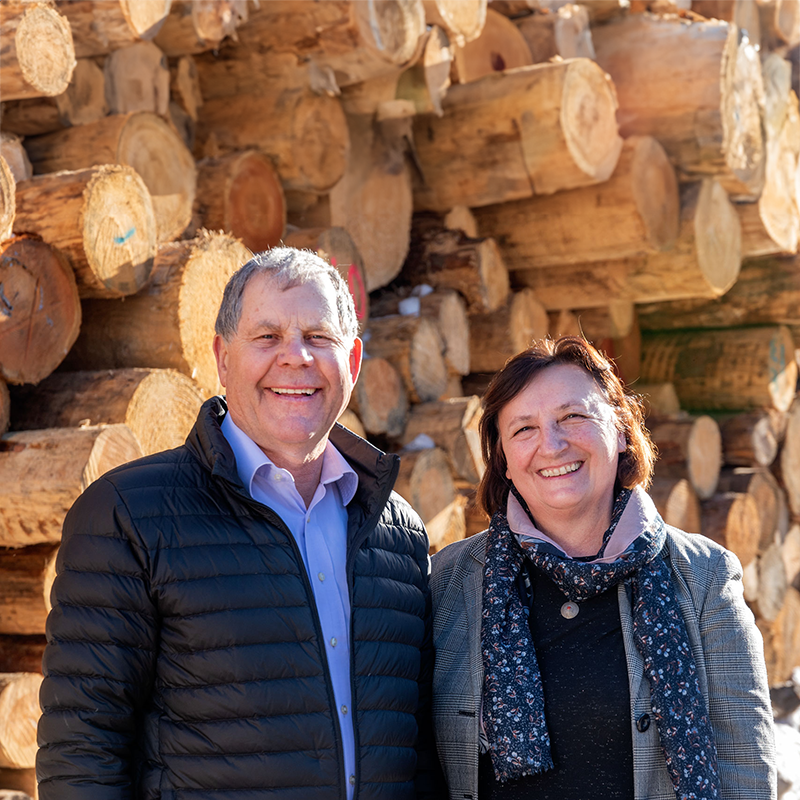 Seniorchefs vor Rundholz