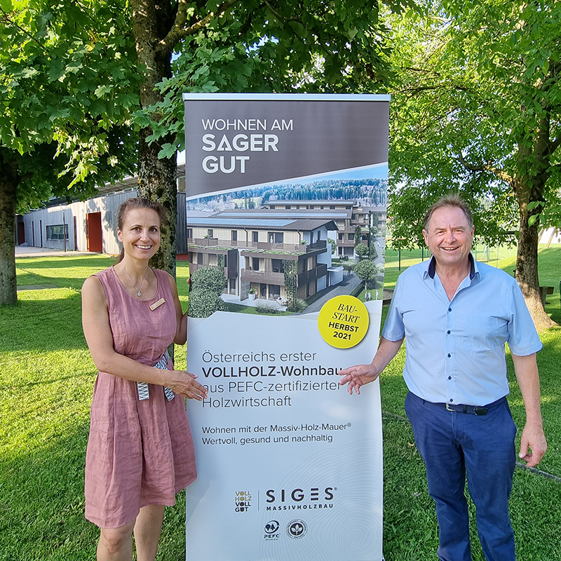 Personen vor einem Aufsteller über das Projekt in Thalgau