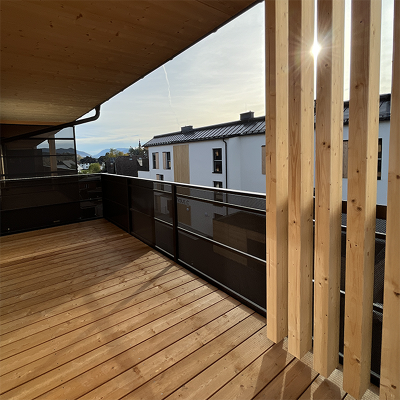 Balkon im Bauprojekt Thalgau mit Holzelementen